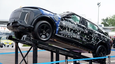 Tận thấy SUV Lạc Hồng 900 LX trúng hàng trăm viên đạn vẫn "ngon"