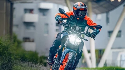 KTM 160 Duke 2025 từ 55,4 triệu đồng, "đối thủ" Yamaha MT-15