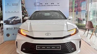 Toyota Camry giảm giá bán tới 100 triệu tại Việt Nam