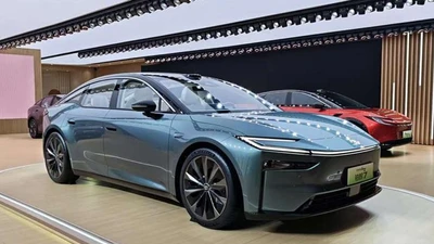 Ngắm Toyota bZ7 2026 - sedan dài hơn 5 mét, thông minh như smartphone
