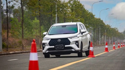Toyota Veloz Cross giảm 85 triệu đồng, "đấu" Mitsubishi Xpander