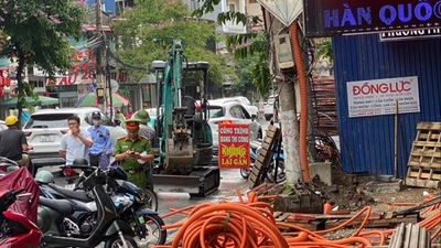 Lạ lùng nhóm người tự di dời bốt điện ở trung tâm Hải Phòng