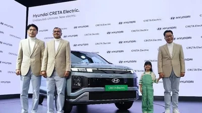 Hyundai Creta Electric 2025 mới tại thị trường Ấn Độ có giá từ 1,802 triệu INR đến 2,439 triệu INR (khoảng 730 - 539 triệu đồng), tùy cấu hình và trang bị.