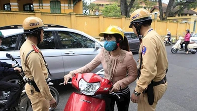 Xe máy thiếu gương chiếu hậu bị phạt 3 triệu đồng là "tin vịt"