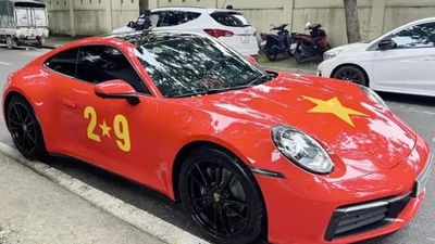 Porsche 911 của đại gia Hà Nội "khoác áo" cờ đỏ sao vàng tuyệt đẹp