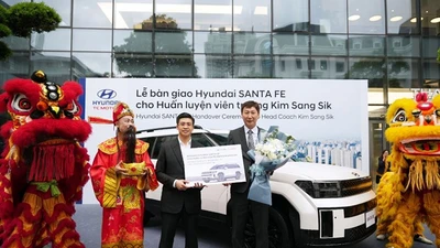 Hyundai Thành Công bàn giao xe SantaFe cho HLV Kim Sang-sik