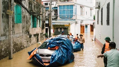 Cứu ôtô tiền tỷ khỏi cảnh ngập nước chỉ với 500.000 đồng