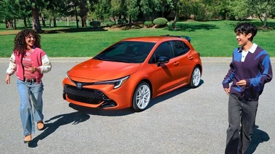 Toyota Corolla Hatchback 2026 ra mắt, giá bán từ 24.180 USD 