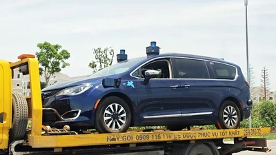 Chrysler Pacifica mới xuất hiện bí ẩn trên phố Việt Nam