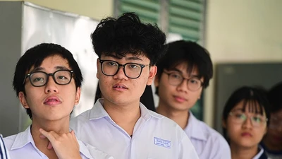 Đề khó, điểm thi thấp, vì sao điểm chuẩn trường đại học phía Nam lại cao?