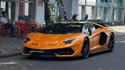 Lamborghini Aventador SVJ giá chục tỷ "ăn cơm" gà vỉa hè ở Phú Yên