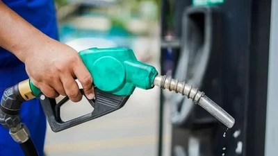 Giá xăng RON 95 tăng hơn 100 đồng/lít từ chiều nay