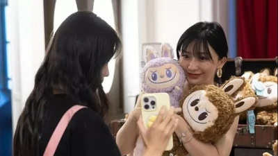 Xu hướng 'chi tiền tự thưởng' lên ngôi, giới trẻ đang tiêu dùng vì cảm xúc?