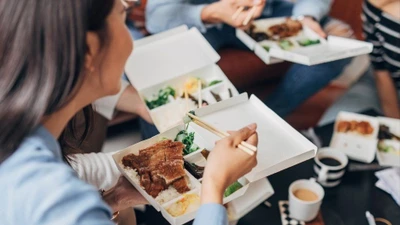 Ăn trưa văn phòng thời nay: Bữa cơm không còn 'đóng khung'