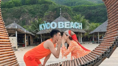 Đỏ mặt với hành động của MC Mù Tạt và bạn trai