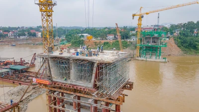 Cầu Phong Châu - Phú Thọ dần thành hình vươn ra sông Hồng