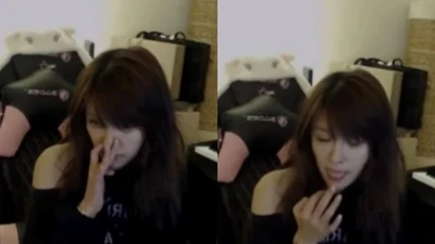Quên tắt camera, nữ streamer lộ hành động khó đỡ trên sóng