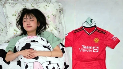 Gái xinh fan MU có hành động gây sốt khi "Quỷ đỏ" bại trận