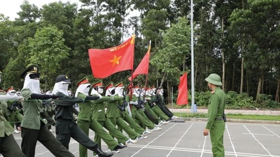 Nữ quân nhân trẻ chịu nắng luyện tập cho Lễ diễu binh A80