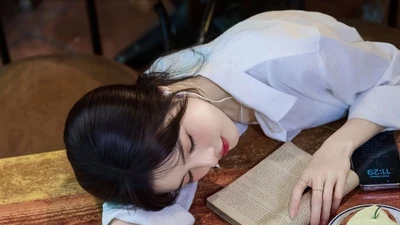 Lilly Luta gây "thương nhớ" với vẻ đẹp thanh thuần trong áo sơ mi trắng