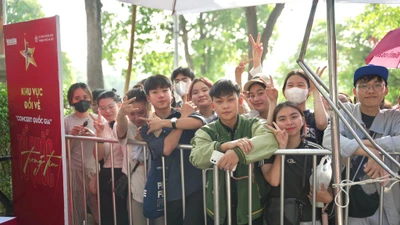 Hàng dài người xếp hàng đổi vé concert Quốc gia do báo Nhân Dân tổ chức