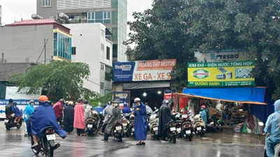 Mưa lớn gây ngập lụt, hàng loạt xe máy bị hỏng tại Hà Nội