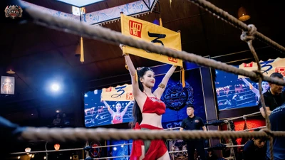 Nữ cosplayer Nguyễn Hữu Kiều Oanh diện áo yếm cầm biển tại sàn MMA