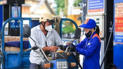 Giá xăng tiếp tục giảm, RON 95 rời xa mốc 20.000 đồng/lít