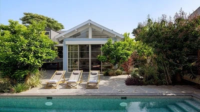 Biến nhà cũ nát thành không gian 500m2 view biển tuyệt đẹp