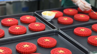 Bánh trung thu đặc biệt "cờ đỏ sao vàng" hút khách 