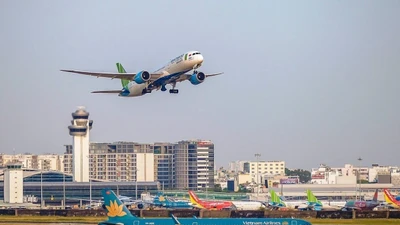 Giá vé máy bay đến Hà Nội dịp 2/9 tăng vọt, khách sạn "kín phòng" 