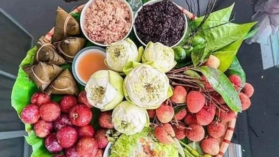 Mẹt cúng Tết Đoan Ngọ chỉ từ 100.000 đồng rầm rộ chợ mạng