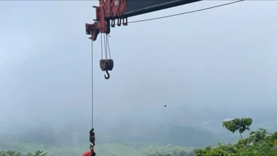 Cảnh sát giải cứu hai người đi xe máy lao xuống vực ở Ba Vì