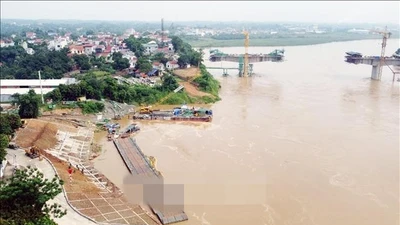 Vận hành lại phà quân sự ở khu vực cầu Phong Châu