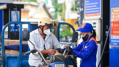 Giá xăng đồng loạt tăng, giá dầu giảm