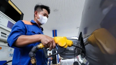 Giá xăng tăng, đạt đỉnh 10 tháng
