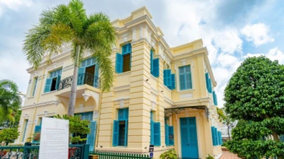 Ngôi nhà của đại gia từng mua máy bay chỉ để thăm ruộng