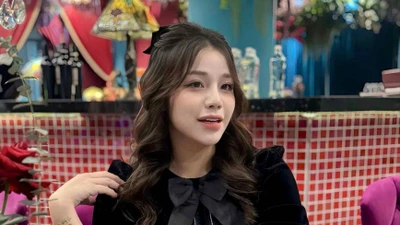 Vợ Bùi Tiến Dũng đốp chát khi bị chê "um sùm nhất" dàn WAGs