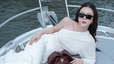 Gái xinh Vũ Ngọc Châm khoe dáng trên du thuyền