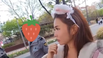 Ăn vận "hớ hênh" ra phố, nữ streamer bị cảnh sát hỏi thăm
