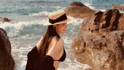 Hot mom Phanh Lee khoe dáng cực phẩm trong chuyến đi biển