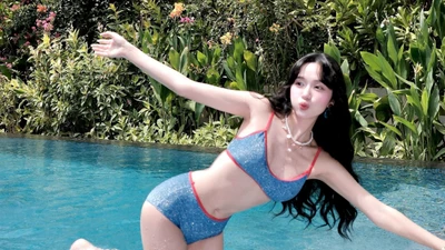 Hot girl Tây Bắc khoe body gợi cảm bên hồ bơi