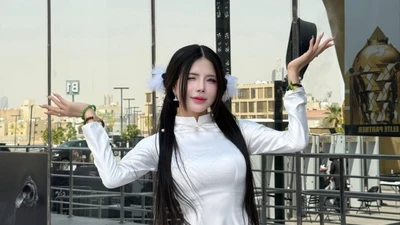 Nữ MC Mai Dora đưa áo dài Việt Nam tới Esports World Cup làm fan trầm trồ