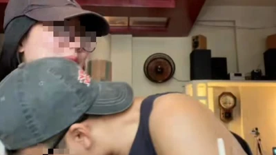 Đỏ mặt với hành động của các cặp đôi giữa nơi công cộng