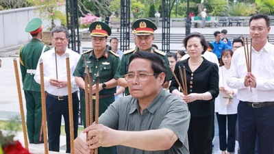 Thủ tướng dâng hương tưởng niệm các Anh hùng liệt sỹ tại Quảng Trị và Huế