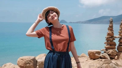 Giữa bão ảnh nóng, Hải Tú đi biển không mặc bikini vẫn đẹp