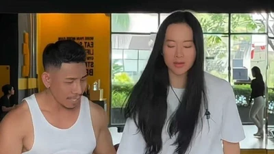 Chung ảnh cùng lực sĩ, Angela Phương Trinh chẳng thua kém