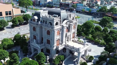 Cận cảnh dinh thự "view triệu đô" có 1-0-2 ở Hà Nam