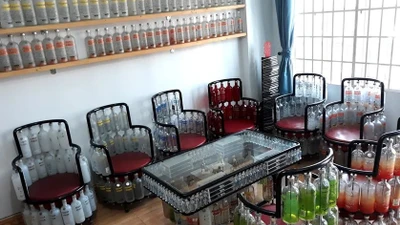 Căn nhà đặc biệt với nội thất làm từ 15.000 chai thủy tinh
