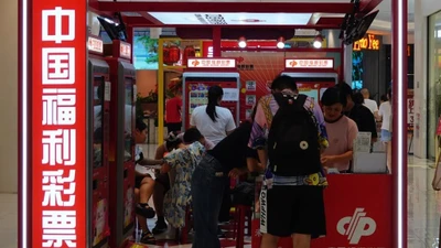 Mua vé số cào "cho đỡ buồn" lúc trú mưa, người phụ nữ trúng gần 4 tỷ